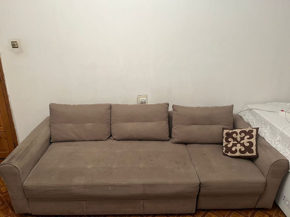 Диван с подушками