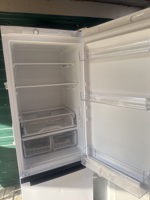 Продам холодильник Indesit