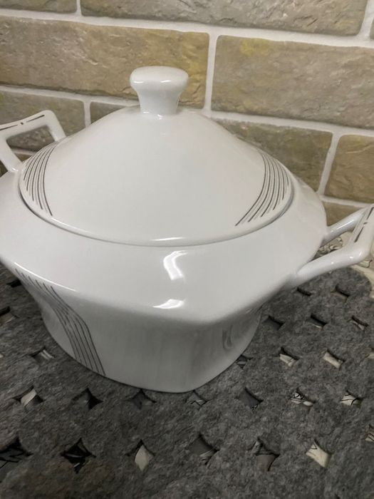 Уникален супник за сервиране на храна.