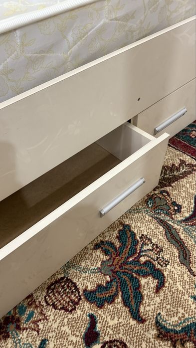 Продам спальный гарнитур