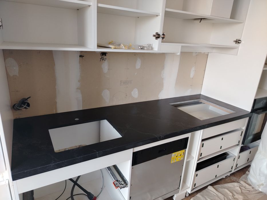 Кухонный стол из камня