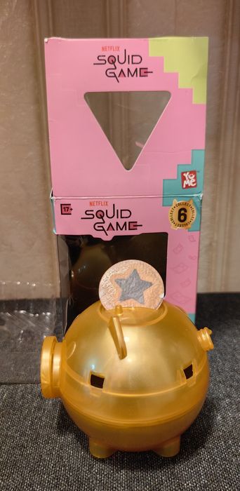 Figurina Front Man surpriza Squid Game Piggy Bank Capsule