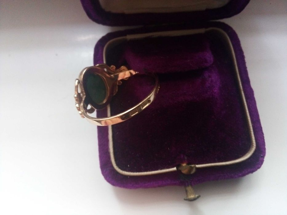 Стар руски златен пръстен СССР  с естествен зелен камък