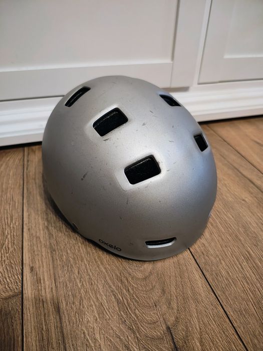 Cască de protecție Oxelo MF500 de culoare gri, potrivită pentru skateboarding, role sau trotinetă.