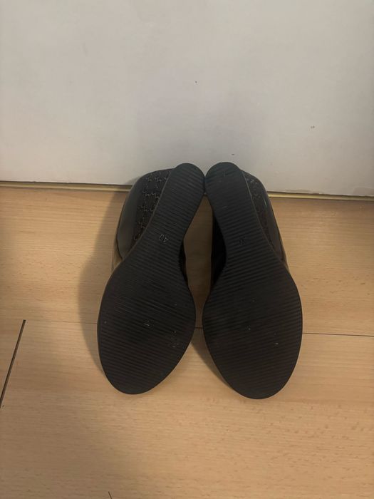 Черни лачени обувки на платформа