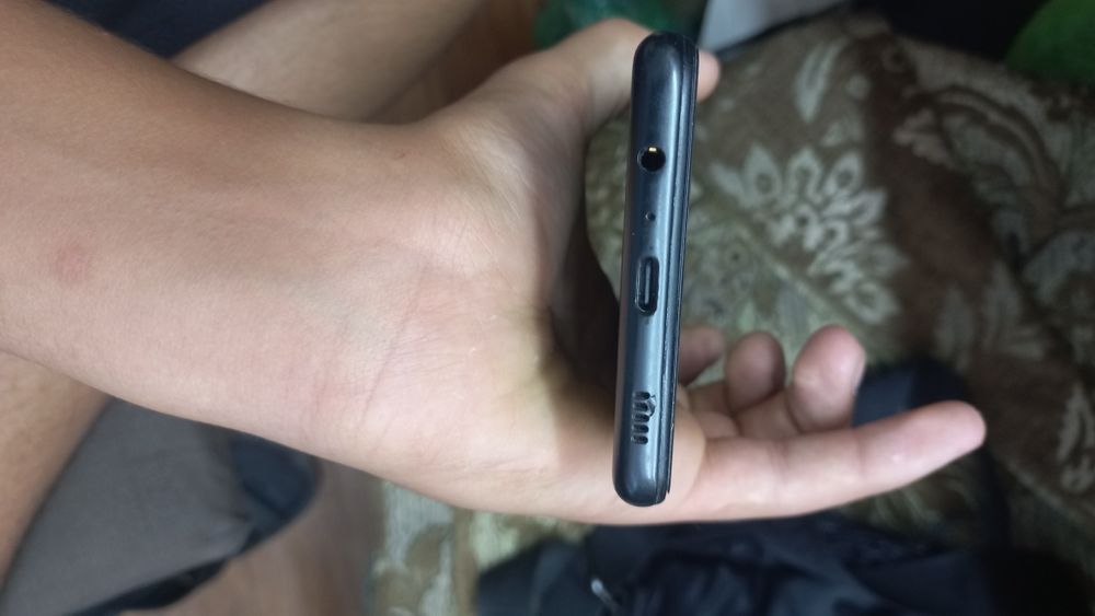 Самсунг а 12     64 гб