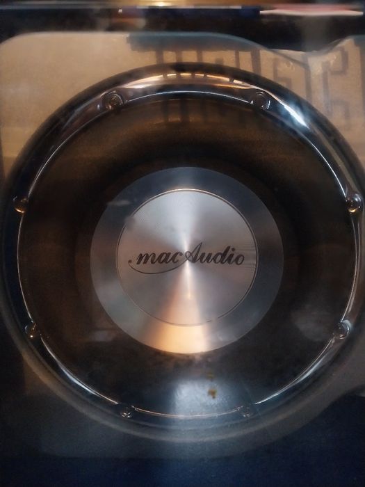 Продава се бас каса 500w усилвателите е 1100w