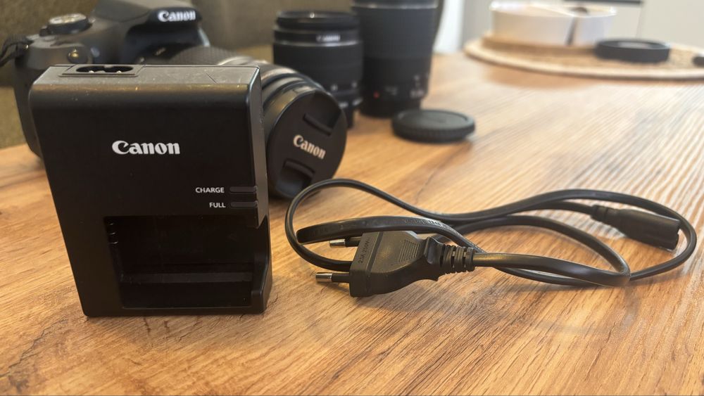 Canon EOS 2000D с три обектива