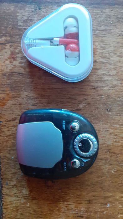 радио малко със слушалки внос от Италия