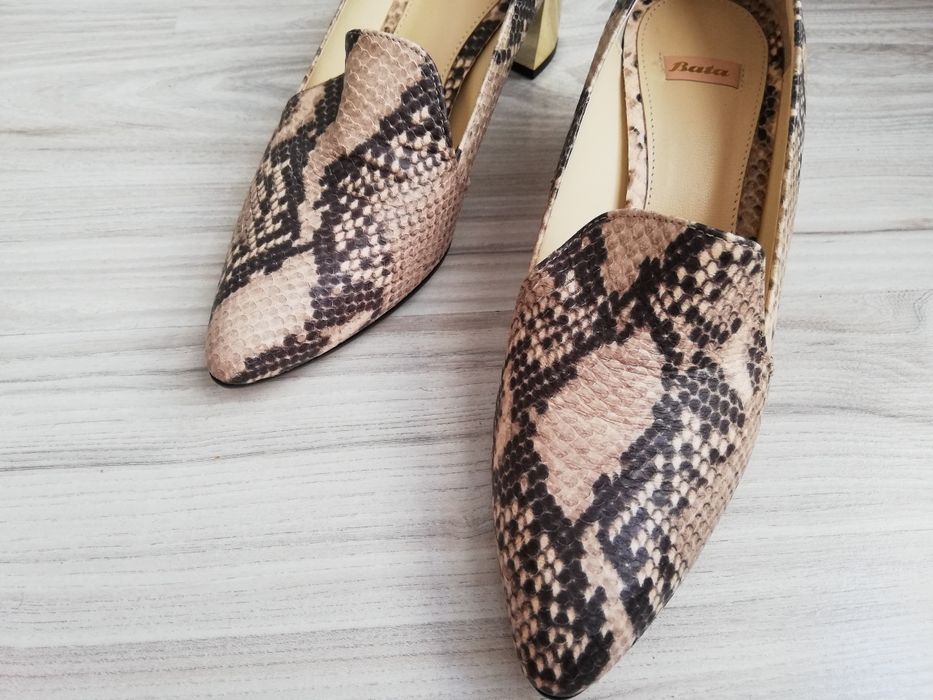 Чисто нови елегантни обувки Bata,змийски мотив и златен ток