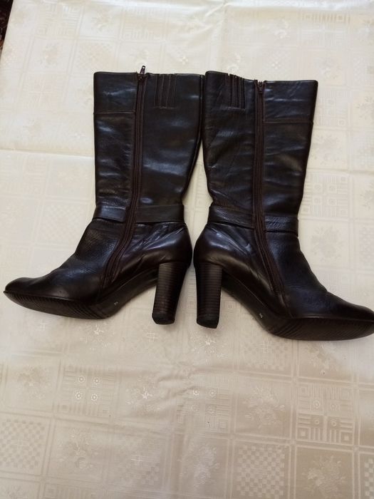 Cizme piele, până la genunchi cu toc.