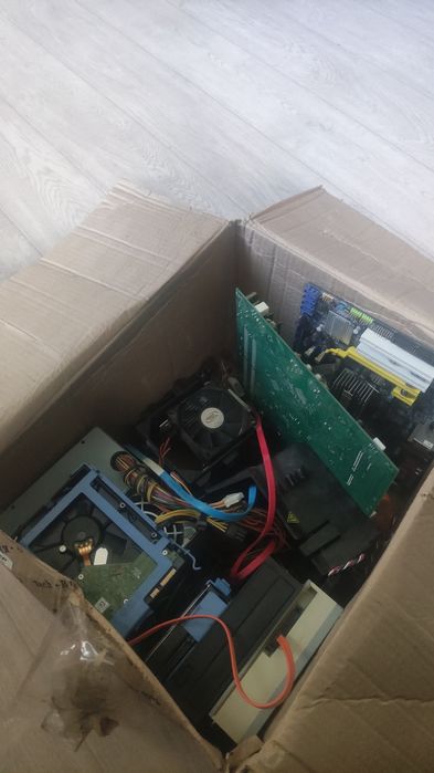 Коробка с запчастями для компьютера