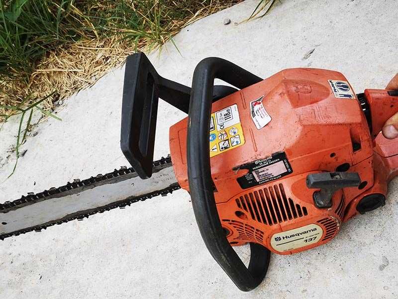 Бензинов верижен трион бензинопил HUSQVARNA 137 резачка за дърва