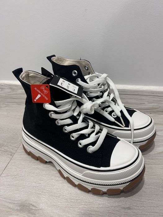 Tenesi dama noi cu eticheta