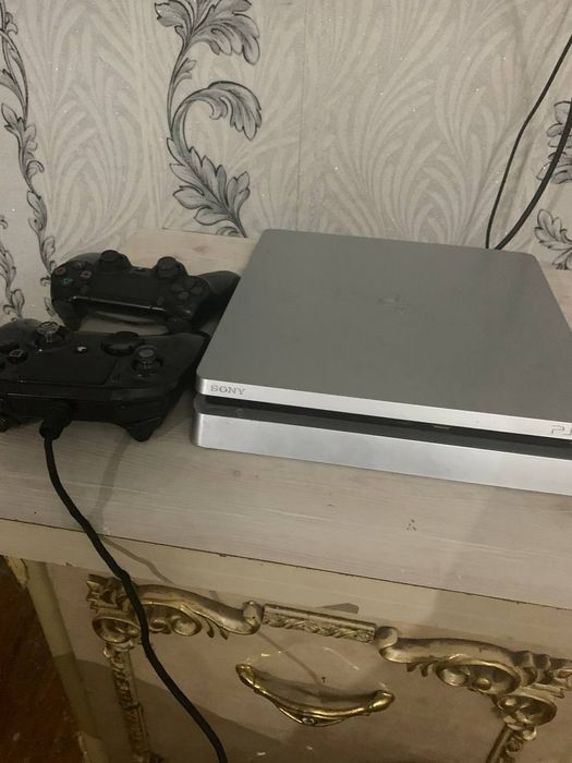 Продаю PlayStation 4 slim в отличном состоянии!