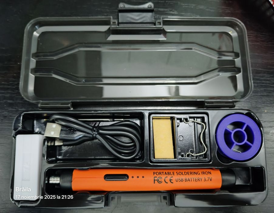 Vând 2 bucăți pistol - pix de lipit.