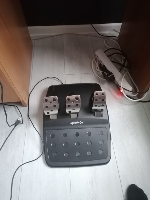 Руль с педалями Logitech g29