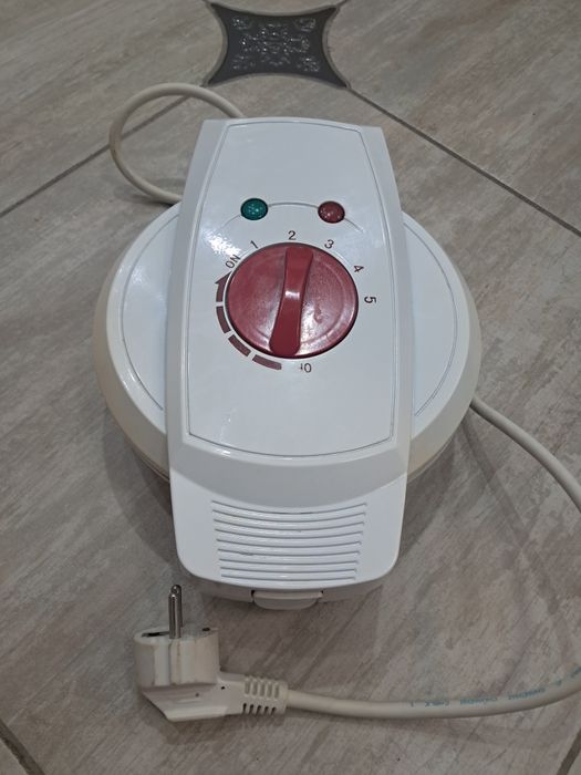 Вафельница Binatone продам.
