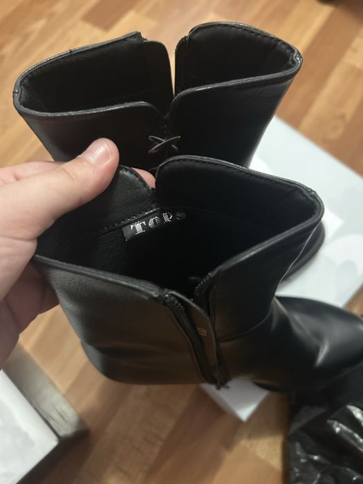 Черни боти и чизми