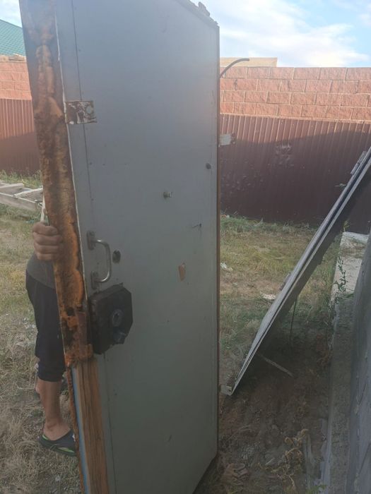 Продам 2 двери с замками