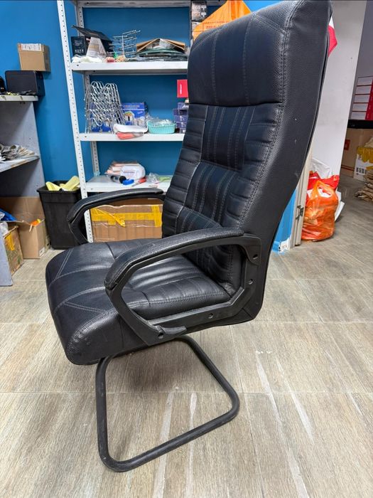 Кресло кожаное в отличном состоянии