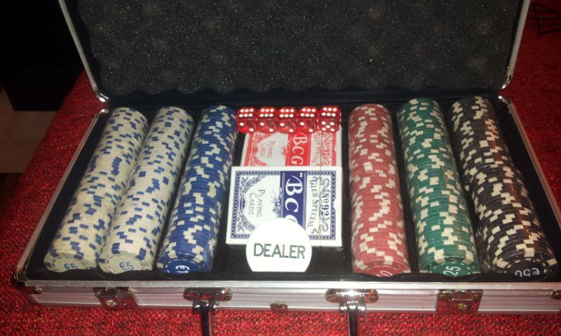 Set poker profesional 300 jetoane neimprimate, servieta AL. Sigilat!