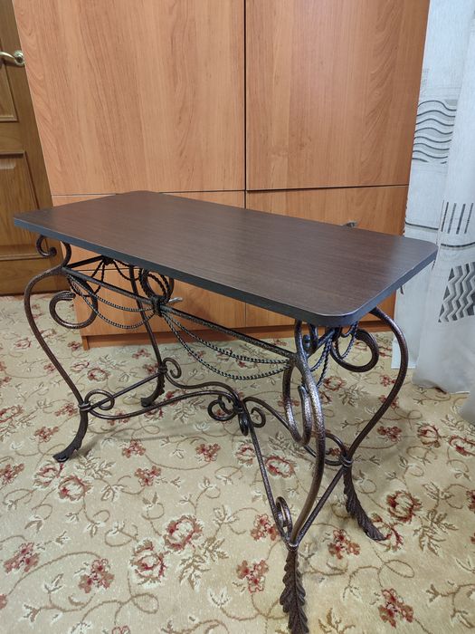 Декоративный журнальный столик