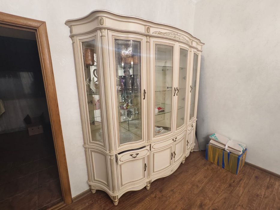 витрина для гостиной