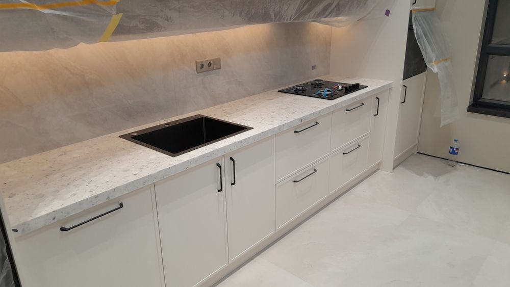 Stoleshnitsa akril va kvars toshdan