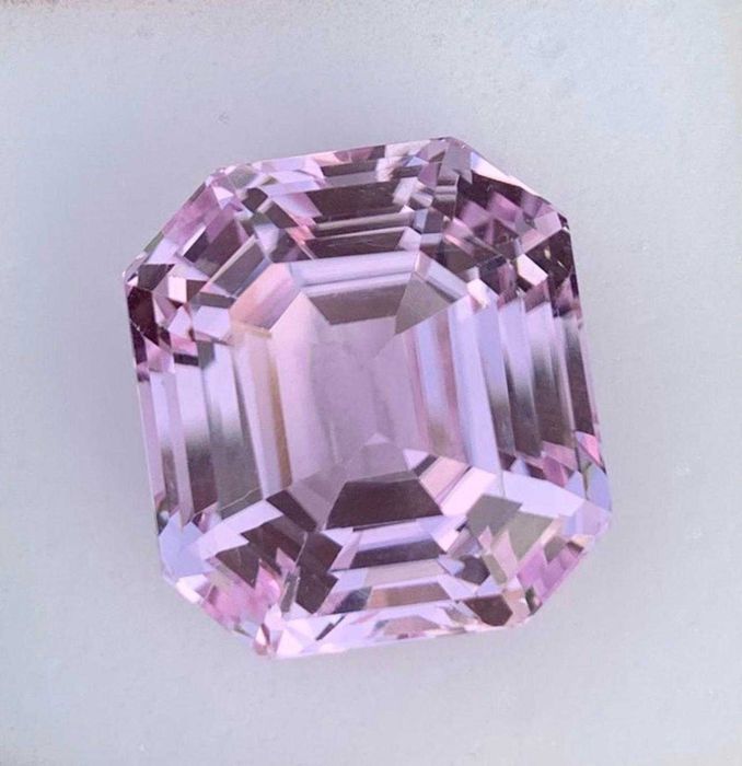 Kunzit natural impresionant roz purpuriu 54.99 ct