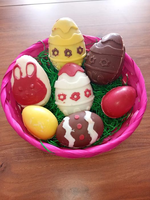 Coșulețe dulci de Paște – Ouă cu mousse ,fructe  și Ferrero Rocher