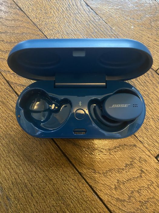 Зареждаща кутия BOSE Sport Earbuds