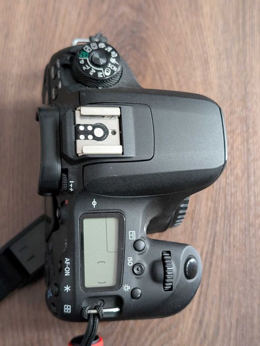 Canon 77D de nou F64 si optional 2 obiective kit