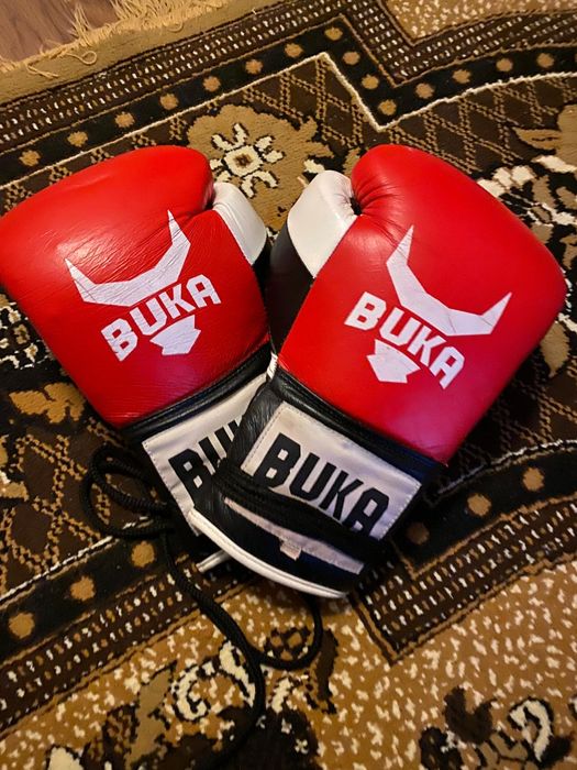 Боксёрские перчатки и груша