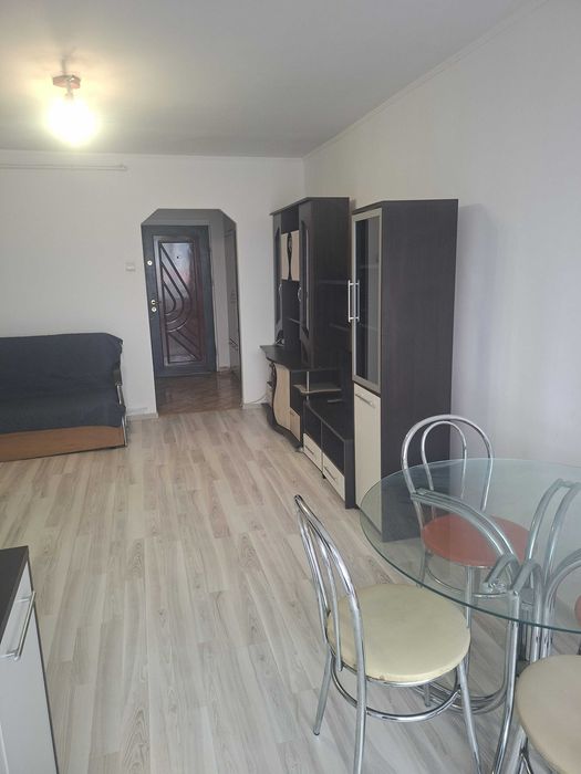 Dau in chirie garsoniera Bdul Republicii, nr. 1, blocul cu Farmacia HELENA