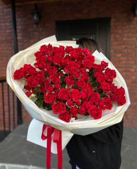 Тюльпаны, кустовые розы, хризантемы пионы