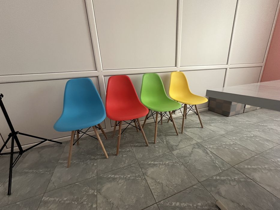 Разноцветные стулья