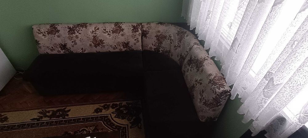 Продавам ъглов кухненски диван