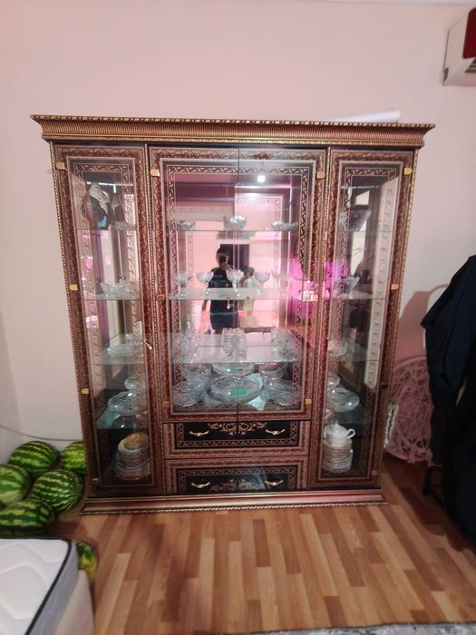 Продаётся сервант