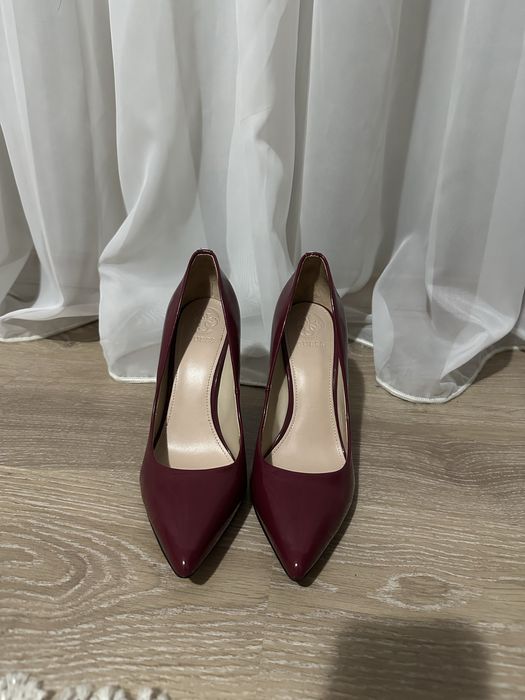 Обувки на ток Guess