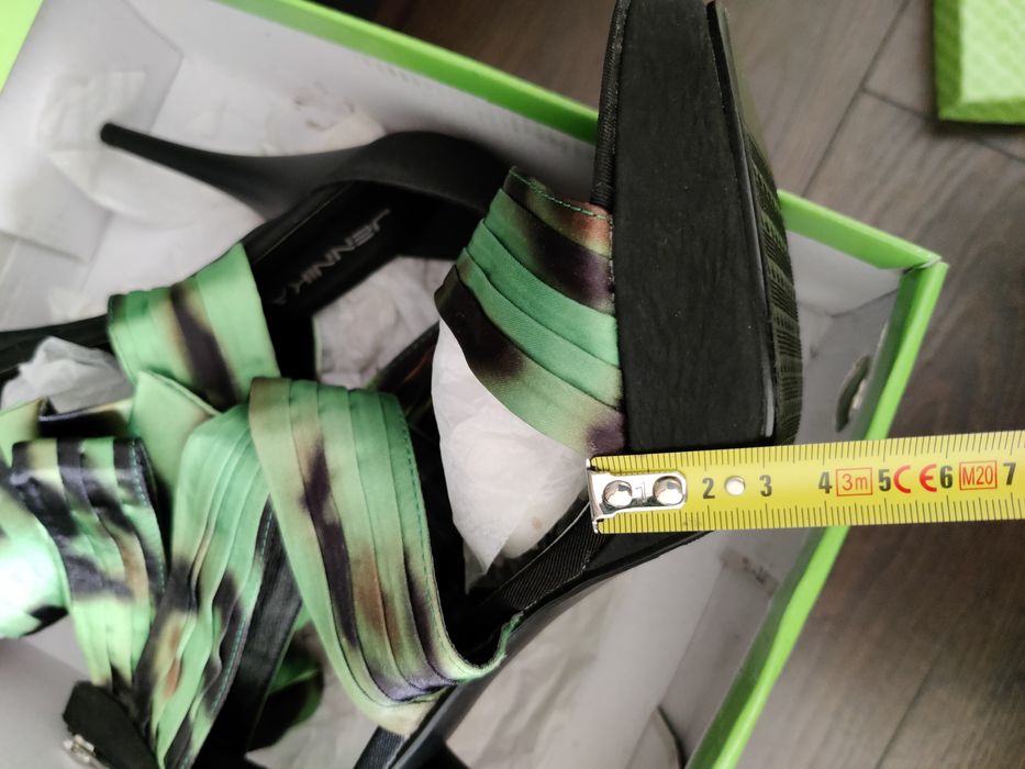 Зелени сандали с тънък ток