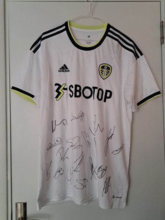 Фланелка Leeds United с автографи на отбота