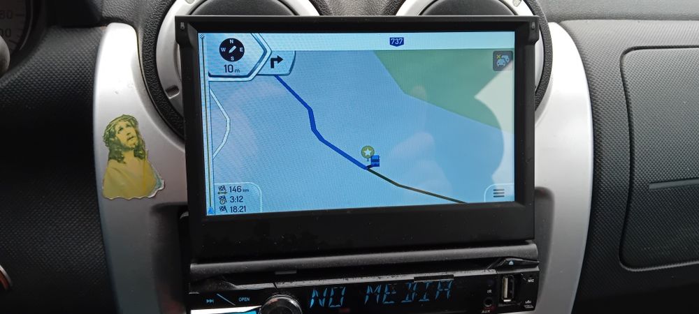 Casetofon cu ecran retractabil.