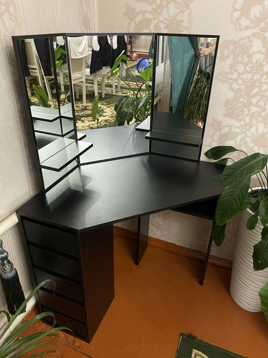 Продам Туалетный столик или камод