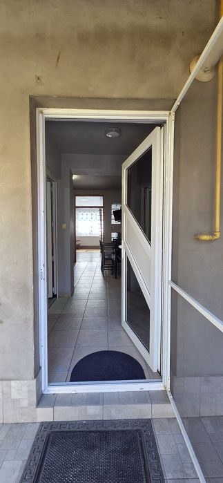 Închiriez apartament la casă zona Grădiște