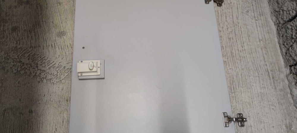 Usa din PAL, cu balamale, dimensiune 190 x 65 cm