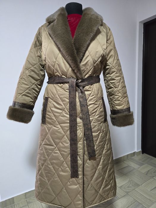 Geaca cu guler si maneci din blana, cordon propriu