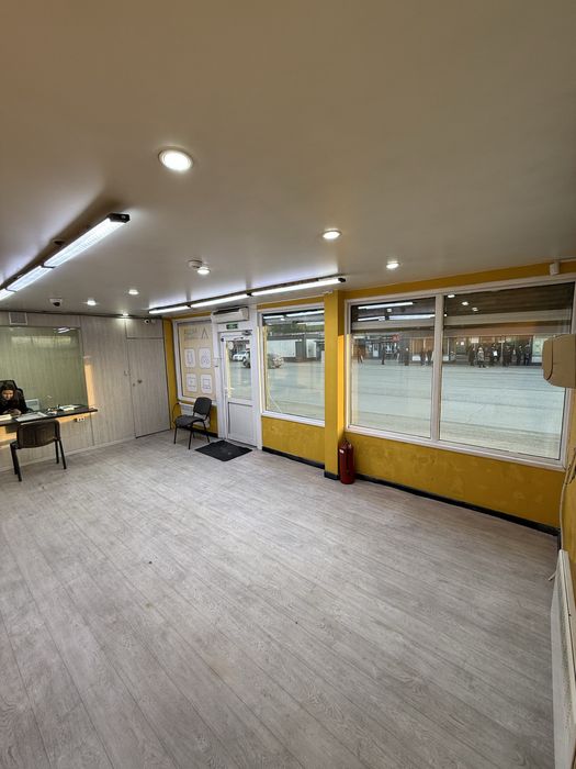 Сдам половину помещения