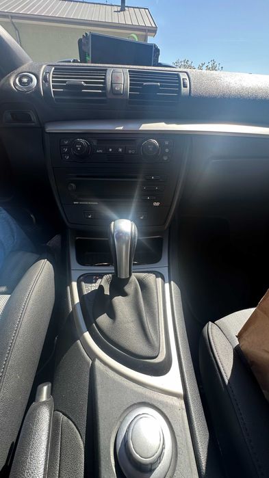 BMW 120 автомат. Колата е стегната, поддържана и постоянно в движение.