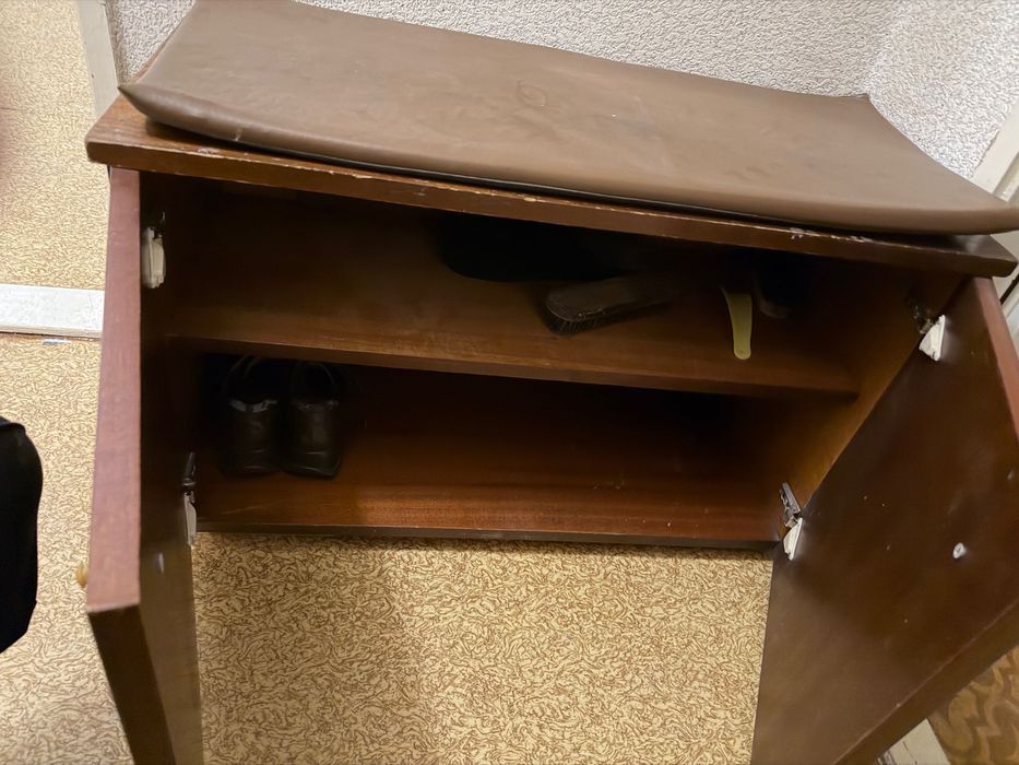 Шкаф за обувки тъмнокафяв с две врати и подложка за сядане